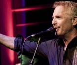 Kevin Costner et son groupe sur la scène du Grimaldi Forum, le 10 octobre 2009.