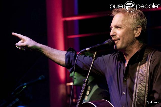 Kevin Costner et son groupe sur la scène du Grimaldi Forum, le 10 octobre 2009.