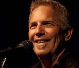 Kevin Costner et son groupe sur la scène du Grimaldi Forum, le 10 octobre 2009.