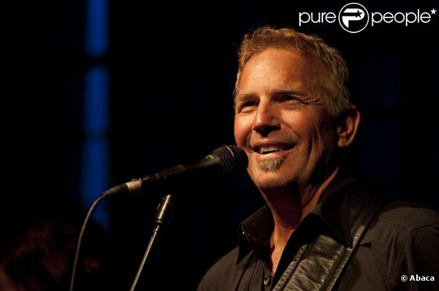Kevin Costner et son groupe sur la scène du Grimaldi Forum, le 10 octobre 2009.