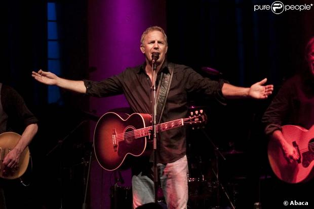 Kevin Costner et son groupe sur la scène du Grimaldi Forum, le 10 octobre 2009.