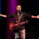 Kevin Costner : Après le terrible accident de cet été... il remonte sur scène à Monaco, pour le prince Albert !