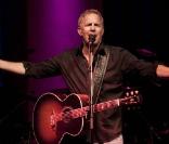 Kevin Costner : Après le terrible accident de cet été... il remonte sur scène à Monaco, pour le prince Albert !