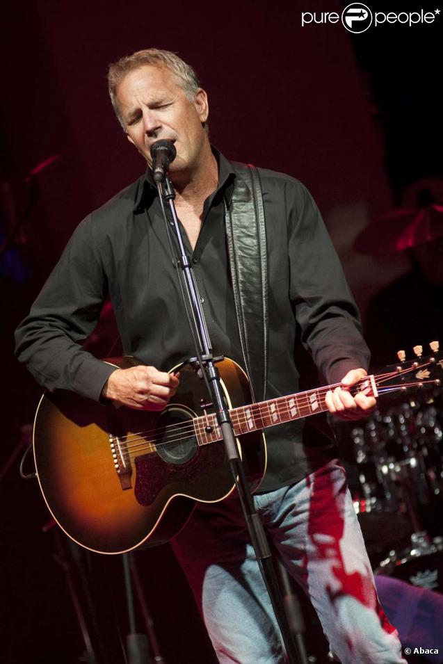 Kevin Costner et son groupe sur la scène du Grimaldi Forum, le 10 octobre 2009.
