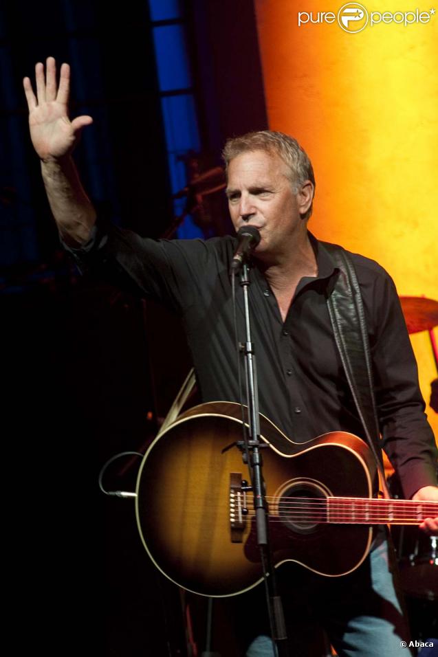 Kevin Costner et son groupe sur la scène du Grimaldi Forum, le 10 octobre 2009.