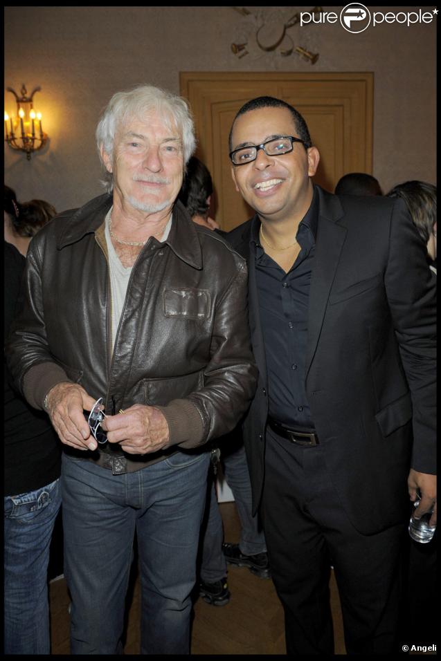 Hugues Aufray et Gregory Charles lors du spectacle au théâtre Déjazet à Paris le 12 octobre 2009