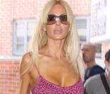 Shauna Sand a deux passions : son toy boy et exhiber sa plastique naturelle...