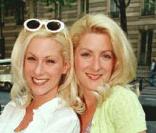 Stéphanie Ever et sa jumelle Christine Ever étaient vraiment hilarantes dans Premiers Baisers. Les deux blondinettes n'arrêtaient pas de parler en même temps. Ahlala ces jumelles...