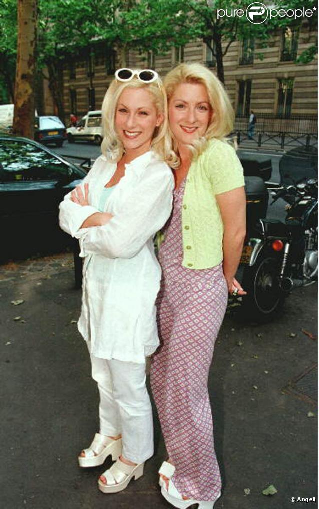 Stéphanie Ever et sa jumelle Christine Ever étaient vraiment hilarantes dans Premiers Baisers. Les deux blondinettes n'arrêtaient pas de parler en même temps. Ahlala ces jumelles...