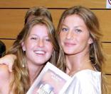 Gisele Bündchen est sans aucun doute l'un des plus beaux tops sur la planète. A 28 ans, la brésilienne est une véritable beauté divine. Si la belle blonde est mondialement connue, ce n'est pas le cas de sa soeur jumelle Patricia !