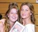 Gisele Bündchen est sans aucun doute l'un des plus beaux tops sur la planète. A 28 ans, la brésilienne est une véritable beauté divine. Si la belle blonde est mondialement connue, ce n'est pas le cas de sa soeur jumelle Patricia !