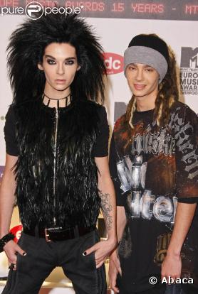 Bill Kaulitz et Tom Kaulitz sont jumeaux. Ces deux frères à la tignasse volumineuse sont respectivement le chanteur et le guitariste du groupe... Tokio Hotel ! Mais si regardez, sans maquillage, la ressemblance est frappante !