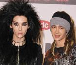 Bill Kaulitz et Tom Kaulitz sont jumeaux. Ces deux frères à la tignasse volumineuse sont respectivement le chanteur et le guitariste du groupe... Tokio Hotel ! Mais si regardez, sans maquillage, la ressemblance est frappante !