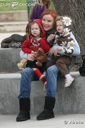 Marcia Cross est tout sauf Desperate quand elle est entourée de ses deux amours Savannah et Eden. Aujourd'hui les deux jumelles qu'elle a eues avec son mari Tom Mahone, ont deux ans et demi et... des têtes de jolies chipies.