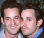 Dans Buffy contre les Vampires, Nicholas Brendon interprétait Alex le meilleur ami de Buffy. En parfait jumeau, il a invité son frère Kelly Donovan le temps d'un épisode. Il n'y a pas à dire, la ressemblance est troublante !