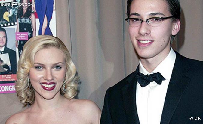 Vous ne le saviez sûrement pas mais Scarlett Johansson, elle aussi, a... un frère jumeau ! Au côté de sa soeur c'est sûr, Hunter, lui aussi acteur, n'a pas la même célébrité. Et encore moins le même... sex-appeal !