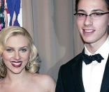 Vous ne le saviez sûrement pas mais Scarlett Johansson, elle aussi, a... un frère jumeau ! Au côté de sa soeur c'est sûr, Hunter, lui aussi acteur, n'a pas la même célébrité. Et encore moins le même... sex-appeal !