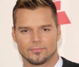 Ricky Martin a accueilli deux jumeaux - nés par mère porteuse - Matteo et Valentino. Ses deux amours ont fêté leur un an en août dernier, et il n'y à rien à dire ils ont des bouilles à croquer ! 