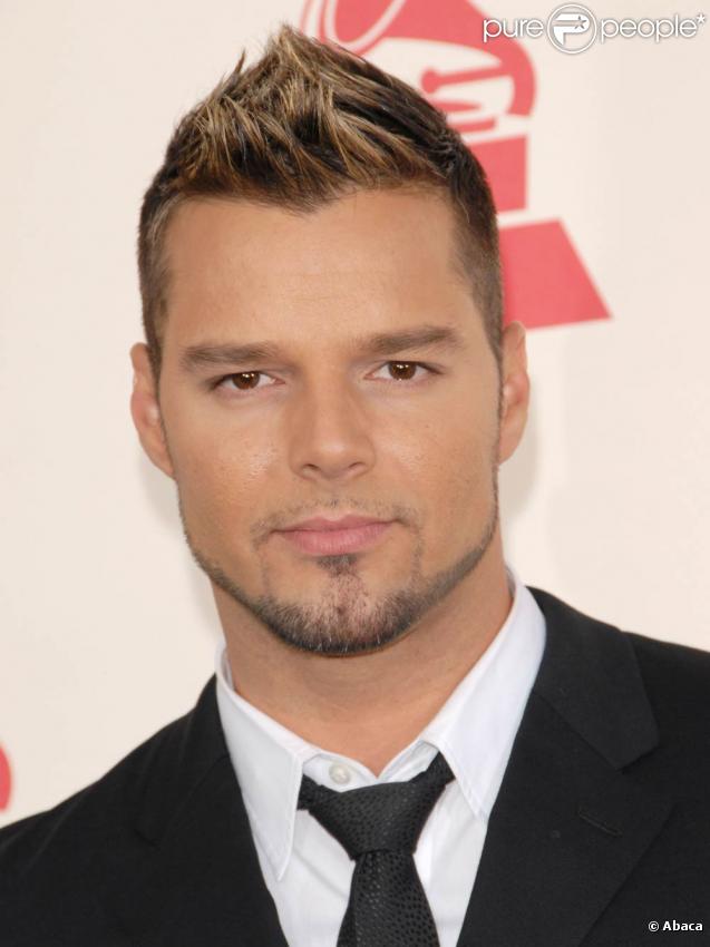 Ricky Martin a accueilli deux jumeaux - nés par mère porteuse - Matteo et Valentino. Ses deux amours ont fêté leur un an en août dernier, et il n'y à rien à dire ils ont des bouilles à croquer ! 