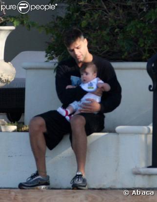 Ricky Martin a accueilli deux jumeaux - nés par mère porteuse - Matteo et Valentino. Ses deux amours ont fêté leur un an en août dernier, et il n'y à rien à dire ils ont des bouilles à croquer !