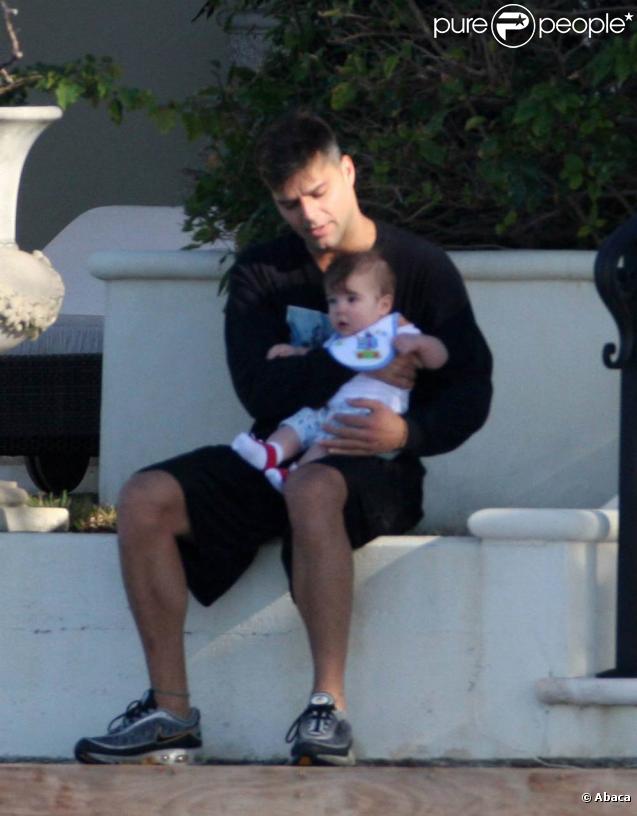 Ricky Martin a accueilli deux jumeaux - nés par mère porteuse - Matteo et Valentino. Ses deux amours ont fêté leur un an en août dernier, et il n'y à rien à dire ils ont des bouilles à croquer ! 