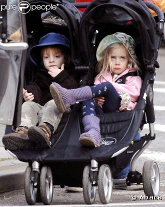 La belle Julia Roberts est l'une des premières à avoir conjugué la naissance au pluriel. C'est le 28 novembre 2004, que la Pretty Woman a accouché d'un petit Phinnaeus Walter et d'une petite Hazel Patricia !