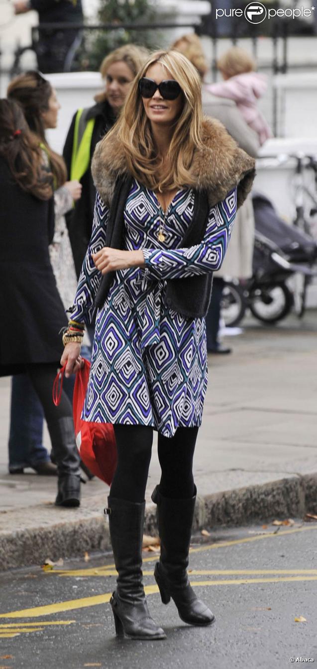 Elle Macpherson se promène dans les rues de Londres le 13 octobre 2009