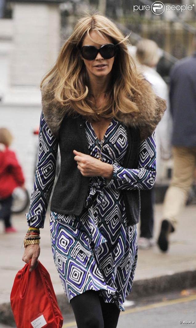 Elle Macpherson se promène dans les rues de Londres le 13 octobre 2009