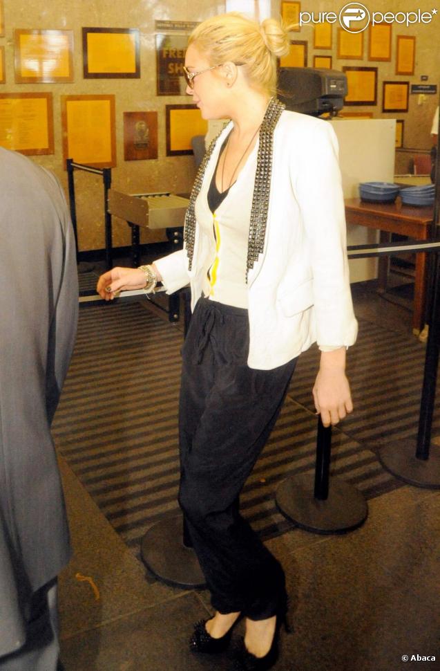 Lindsay Lohan à son arrivée au tribunal de Los Angeles, avec une veste un peu show business !