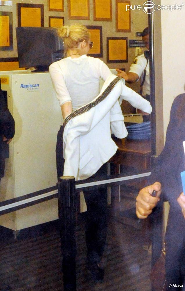 Lindsay Lohan à son arrivée au tribunal de Los Angeles, avec une veste un peu show business !