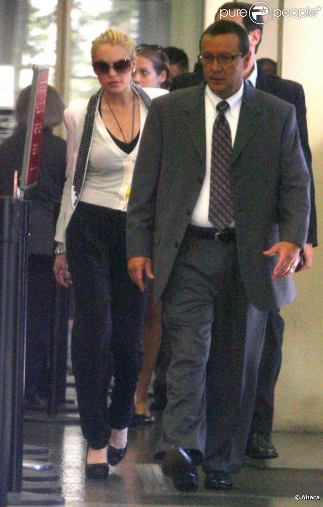 Lindsay Lohan à son arrivée au tribunal de Los Angeles, avec une veste un peu show business !