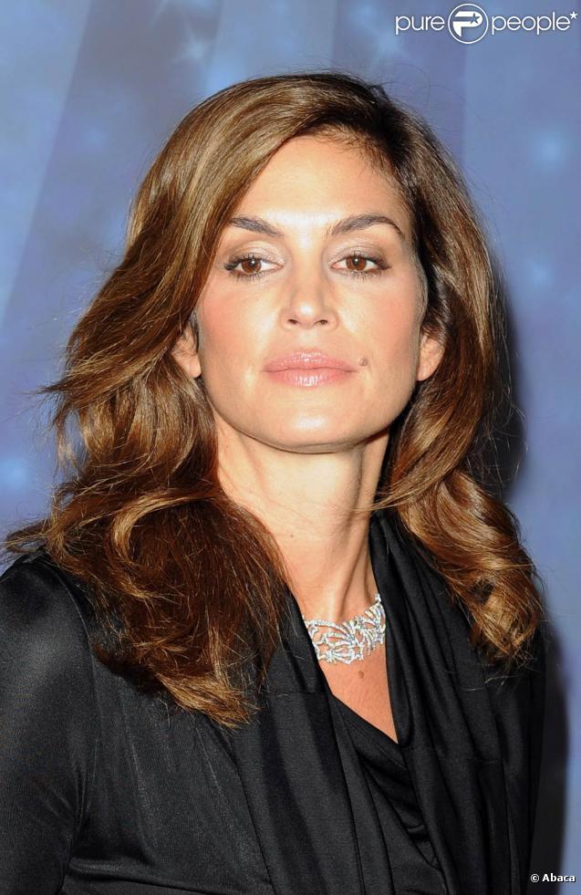 Cindy Crawford, resplendissante dans une superbe robe noire, à l'occasion de la Omega's Constellation Party 2009, qui s'est tenue à l'Almada de Londres, le 15 octobre 2009.