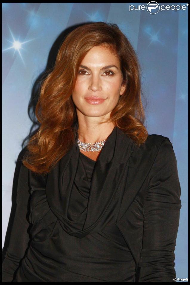 Cindy Crawford, vraiment très belle dans une superbe robe noire, à l'occasion de la Omega's Constellation Party 2009, qui s'est tenue à l'Almada de Londres, le 15 octobre 2009.