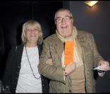 Henri Tisot et sa femme lors du show pour les quarante ans de carrière de Nicoletta à L'Alhambra à Paris le 15 octobre 2009