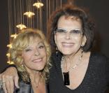 Nicoletta et Claudia Cardinale lors du show pour les quarante ans de carrière de Nicoletta à L'Alhambra à Paris le 15 octobre 2009