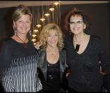 Jeane Manson, Nicoletta et Claudia Cardinale lors du show pour les quarante ans de carrière de Nicoletta à L'Alhambra à Paris le 15 octobre 2009