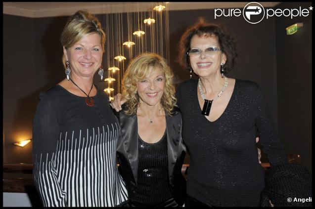 Jeane Manson, Nicoletta et Claudia Cardinale lors du show pour les quarante ans de carrière de Nicoletta à L'Alhambra à Paris le 15 octobre 2009