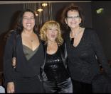 Nathalie Cardone, Nicoletta et Claudia Cardinale lors du show pour les quarante ans de carrière de Nicoletta à L'Alhambra à Paris le 15 octobre 2009
