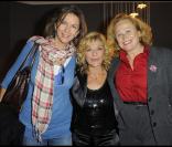 Corinne Touzet, Nicoletta et Katia Tchenko lors du show pour les quarante ans de carrière de Nicoletta à L'Alhambra à Paris le 15 octobre 2009