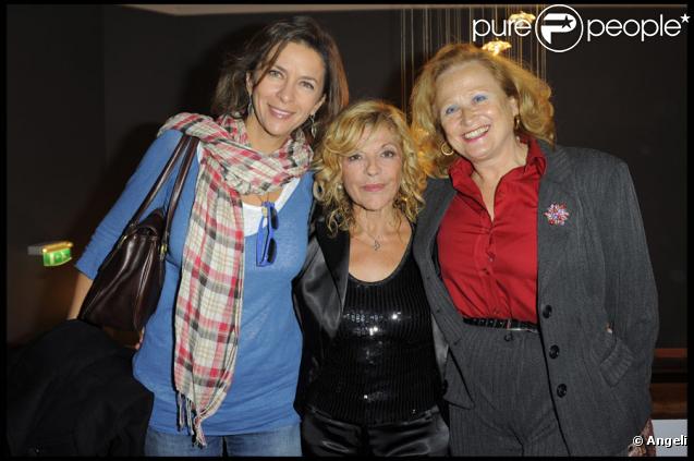 Corinne Touzet, Nicoletta et Katia Tchenko lors du show pour les quarante ans de carrière de Nicoletta à L'Alhambra à Paris le 15 octobre 2009