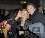 Gérard Lenorman et sa fille entourant Nicoletta lors du show pour les quarante ans de carrière de Nicoletta à L'Alhambra à Paris le 15 octobre 2009