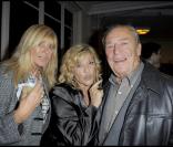 Jean-Marc Thibault et sa femme entourant Nicoletta lors du show pour les quarante ans de carrière de Nicoletta à L'Alhambra à Paris le 15 octobre 2009