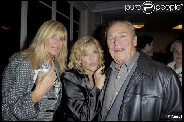 Jean-Marc Thibault et sa femme entourant Nicoletta lors du show pour les quarante ans de carrière de Nicoletta à L'Alhambra à Paris le 15 octobre 2009