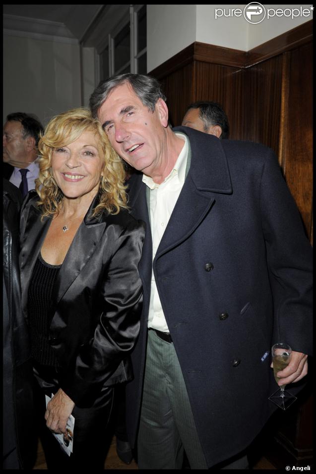 Nicoletta et Bernard Menez lors du show pour les quarante ans de carrière de Nicoletta à L'Alhambra à Paris le 15 octobre 2009
