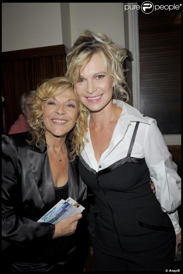 Nicoletta et Catherine Falgayrac lors du show pour les quarante ans de carrière de Nicoletta à L'Alhambra à Paris le 15 octobre 2009
