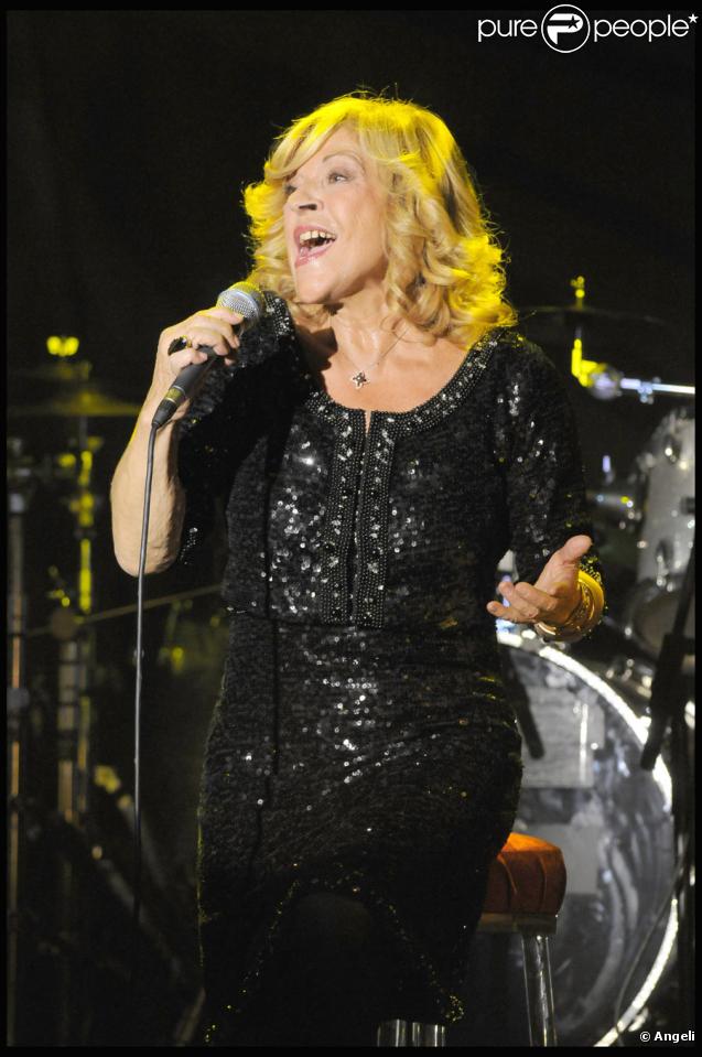 Nicoletta lors de son show pour ses quarante ans de carrière  à L'Alhambra à Paris le 15 octobre 2009