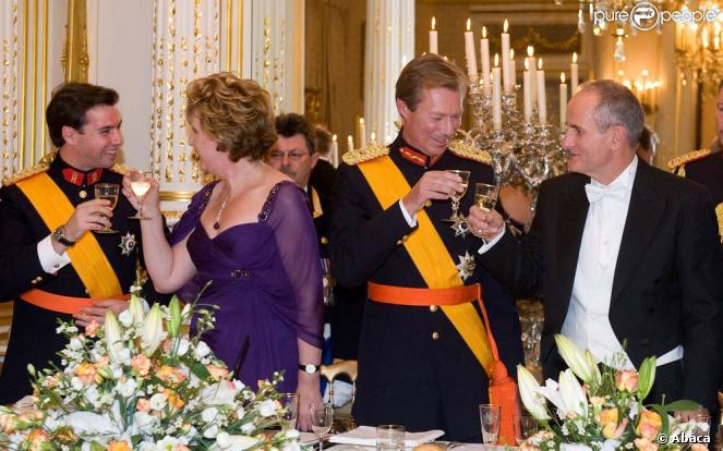 Henri de Luxembourg et son fils Guillaume reçoivent le couple présidentiel irlandais au Palais grand-ducal, le 16 octobre 2009