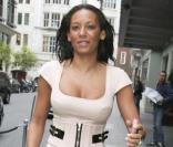 Mel B se promène à Londres avec une allure des plus élégantes. Octobre 2009 
