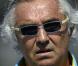 Banni de la F1, Flavio Briatore, futur papa, contre-attaque : le scandale du Crashgate est loin d'être terminé...