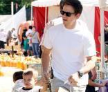 Mark Wahlberg et ses deux aînés Ella et Michael à la recherche de citrouilles à West Hollywood le 17 octobre 2009